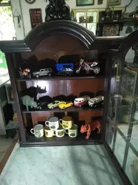 Lemari pajangan gantung