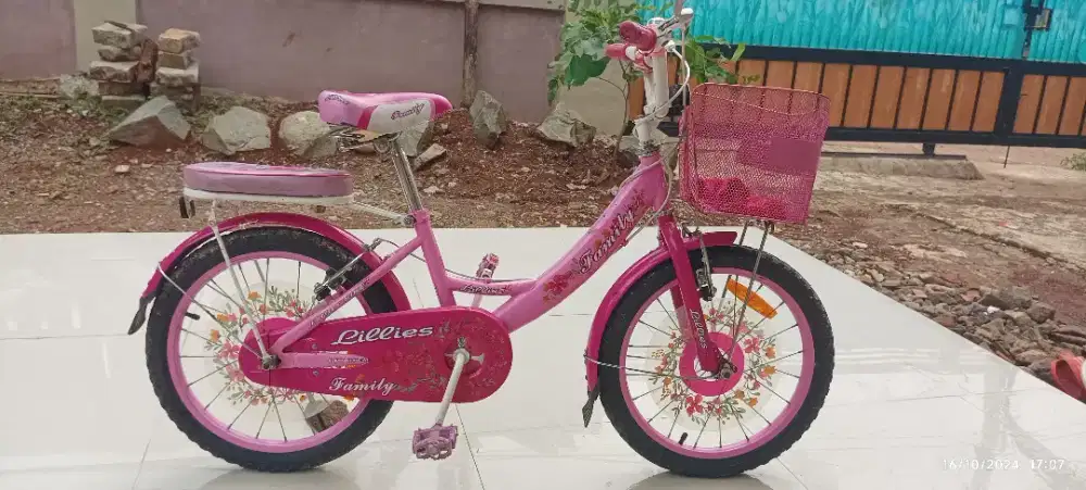 Sepeda family warna pink kondisi masih 85% bagus