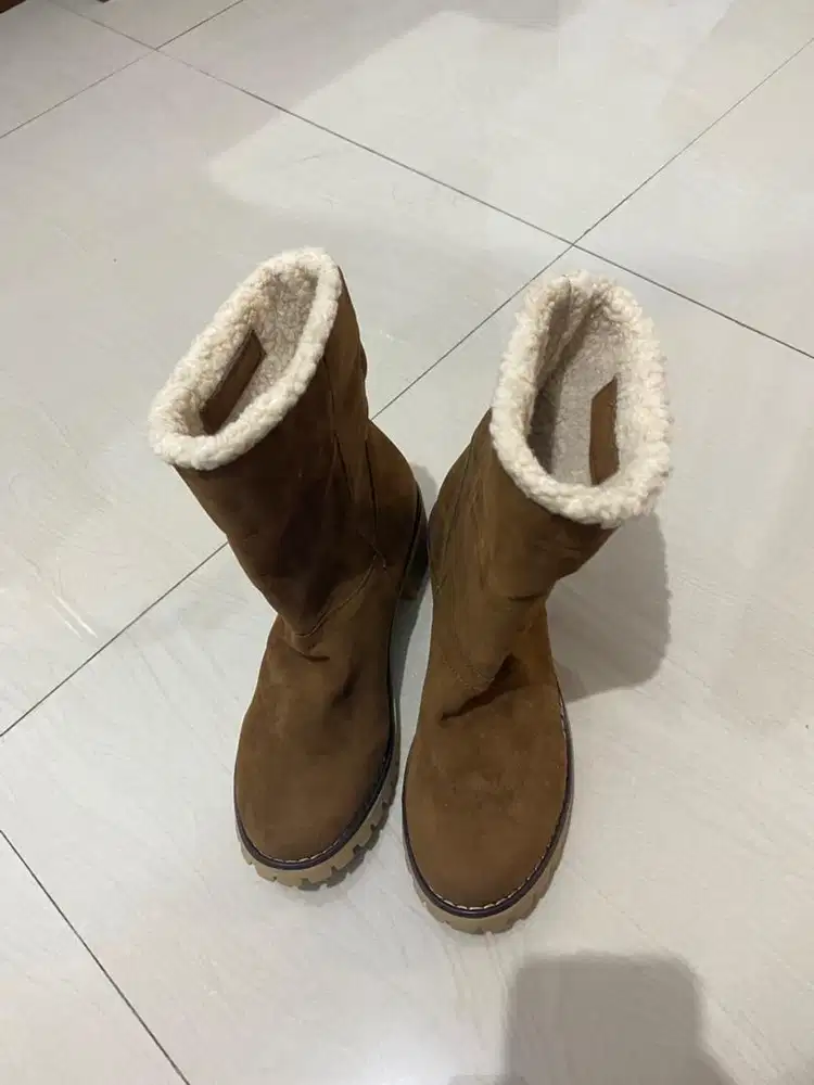 Sepatu boots winter wanita berbulu