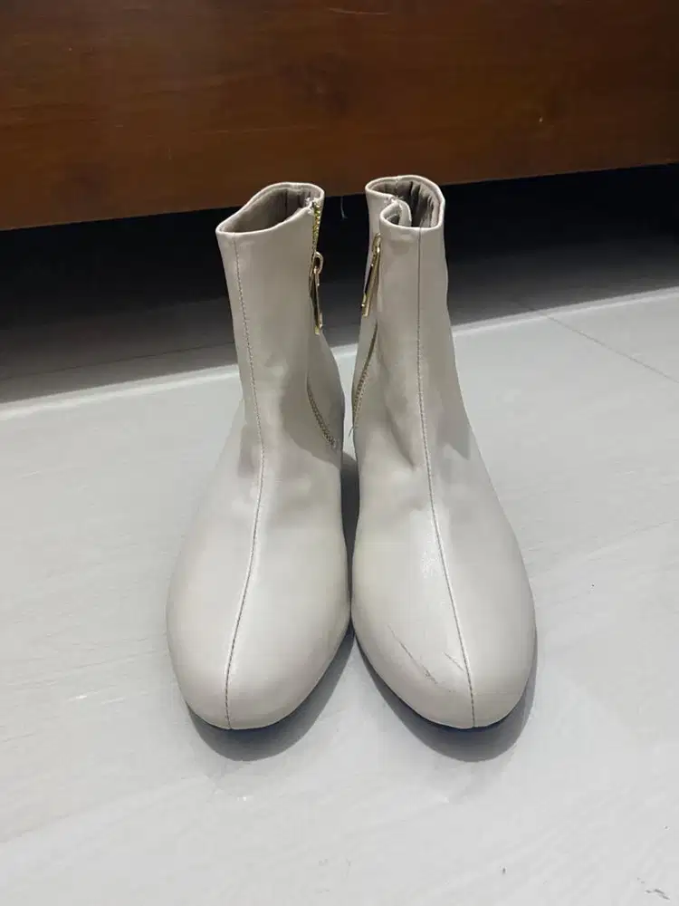 Sepatu boots winter wanita fashionable