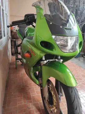 Fs. kawasaki ninja Rr 2008 hijau
. ss bpkb + stnk pajak kaleng panjang