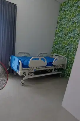 Tempat tidur pasien manual merk Sella