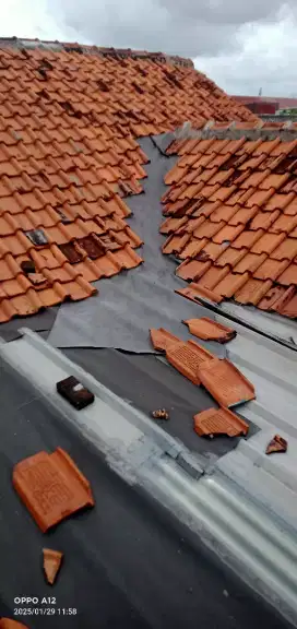 Jasa tukang atap rumah bocor, rembes, renovasi, rangka baja ringan dll