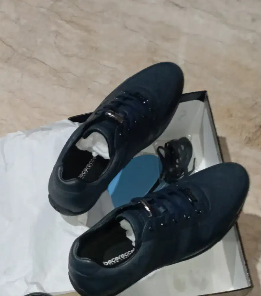 Sepatu second rasa baru