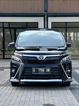TOYOTA VOXY 2.0 AT TAHUN 2018 HITAM