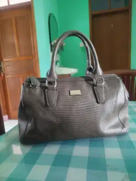 PIERRE CARDIN SPEEDY LIKE NEW KULIT ASLI TAPI PENGGANTI LENGKAP NOSER