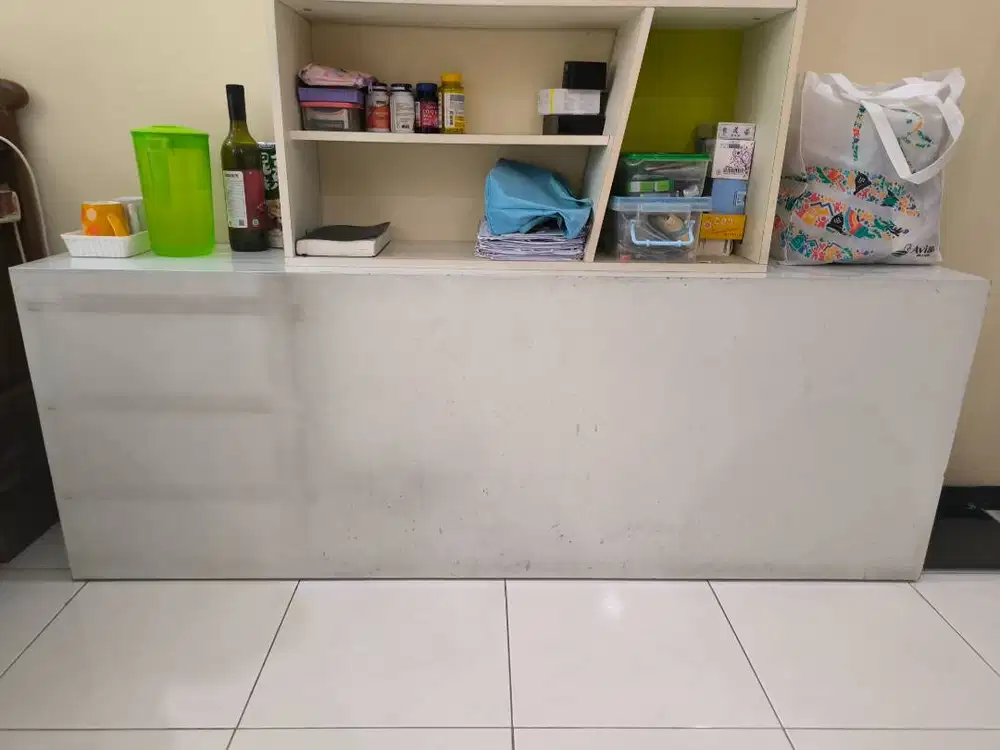 Meja stand panjangan