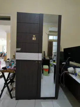 Lemari pakaian bekas bagus