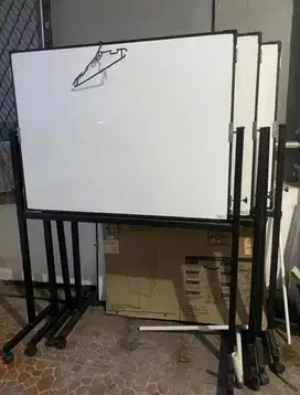 White Board dengan kaki besi