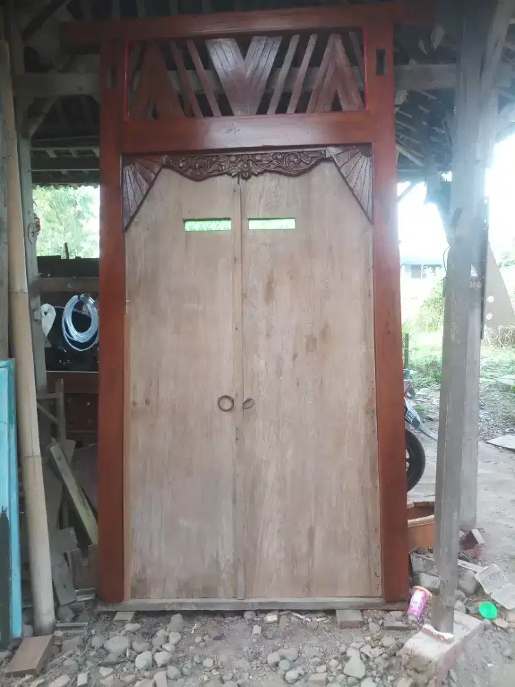 Pintu kayu jati papan utuhan