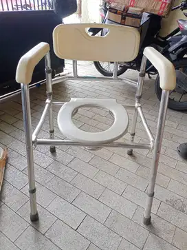 Kursi toilet guna manusia lanjut