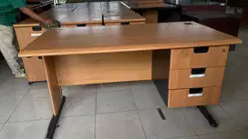 Meja Kantor Ada Laci