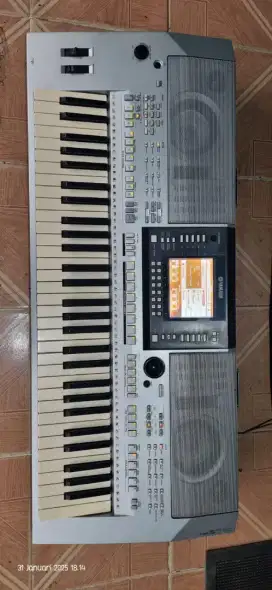 Dijual Keyboard Yamaha PSR-710 Kondisi mulus, layar ada sedikit noda.