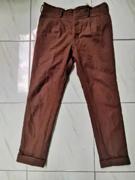 Celana chino merah bata