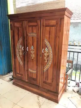 Lemari pakaian bahan kayu jati murah