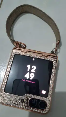 Z flip5 mulus dent layar aja