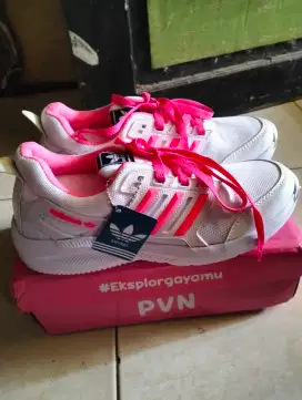 Sepatu sneakers wanita