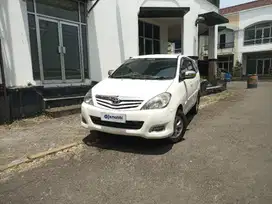 Like New - TOYOTA KIJANG INNOVA 2.0 G BENSIN M/T 2011 PUTIH