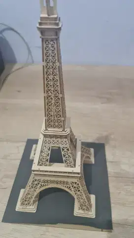 Miniatur menara eiffel beserta box akrilik
