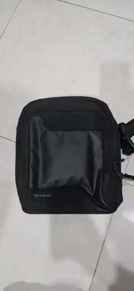 Tas hitam menawan cocok untuk pria semakin trendy