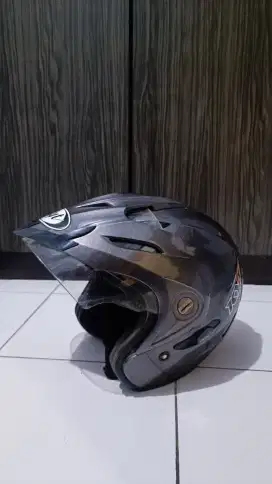 Helm KYT warna abu, ukuran L