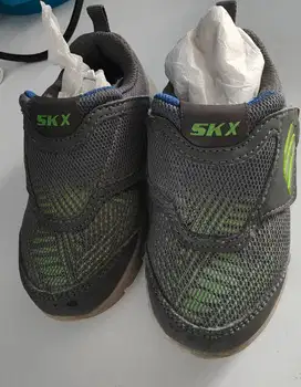 Sepatu Anak Perekat