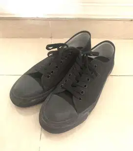 Sepatu Sneakers Johnson All Black size 43
