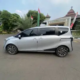 Toyota sienta type V 2017 matik