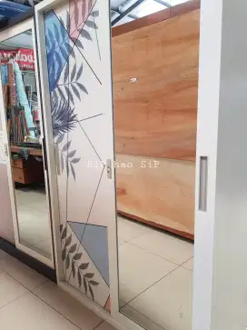 Lemari besi kaca