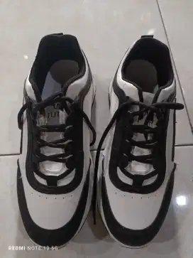 Jual Sepatu Bekas - Baru 2 kali pakai, Masih Mulus!