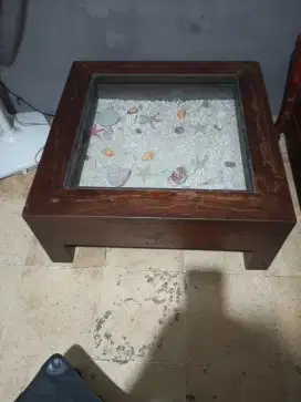 Meja tamu kerang dan pasir laut