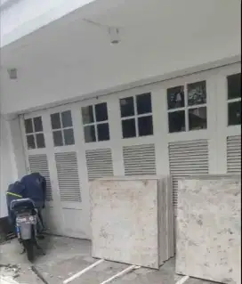 Pintu garasi 8 lipatan