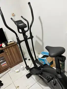 Alat fitnes elliptical trainer gym