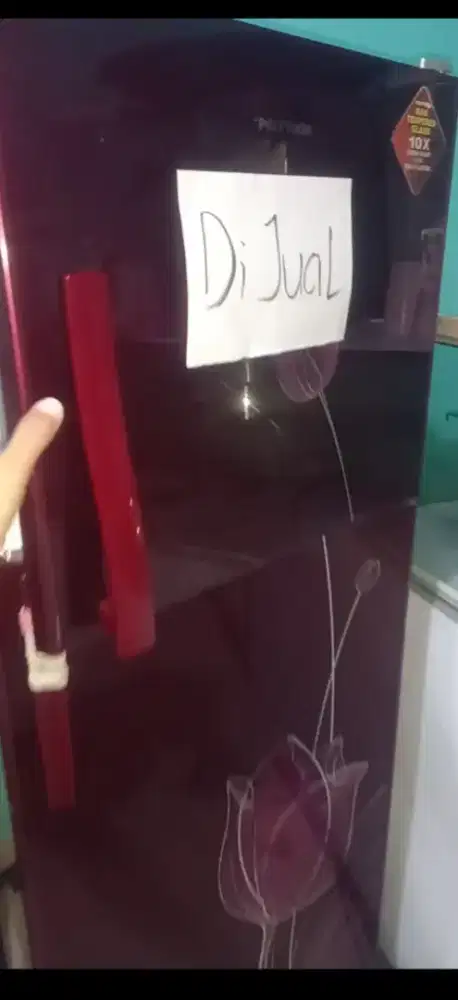 Kulkas 2 pintu merk polytron warna merah