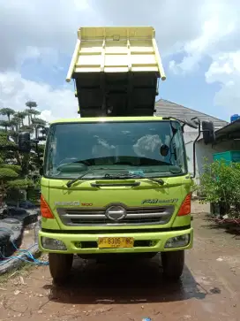 Hino tronton tahun 2014
