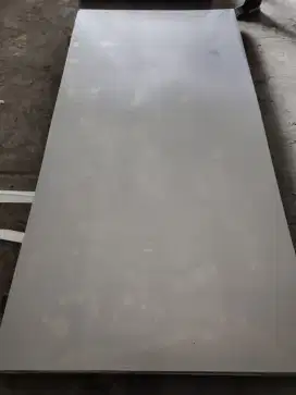 Plat besi hitam esser