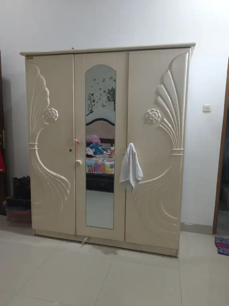 Lemari baju anti rayap