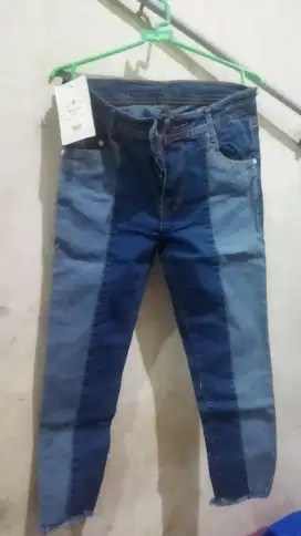 Dijual Celana Jeans Panjang 7/8 Slim fit. Merk Prada.