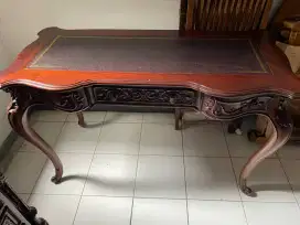 Meja kerja antik