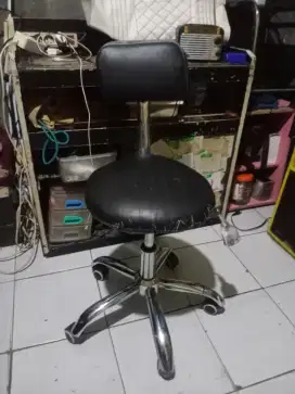 Kursi bulat untuk duduk stylist salon
