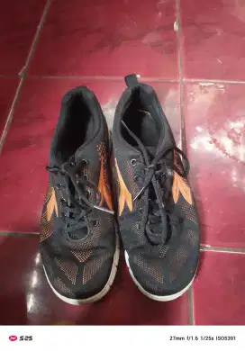 Sepatu diadora size 42