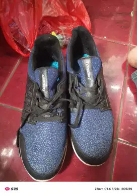Sepatu merek loggo