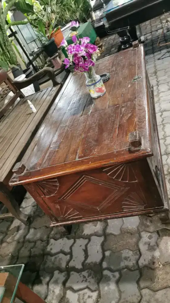 jual mebel antik satu buah meja berbentuk peti.