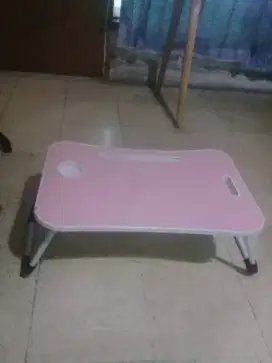 Meja lipat mungil siap pakai.