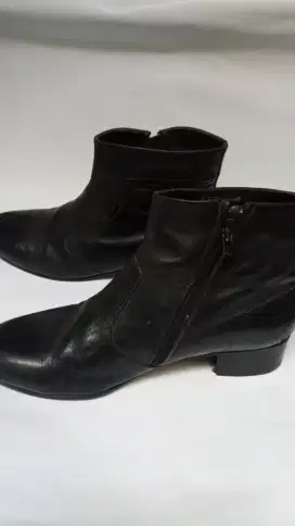 Sepatu boot kulit