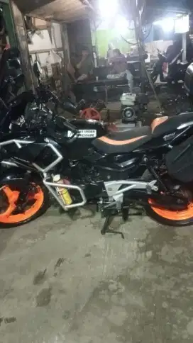 Bajaj Fulsar 200 cc surat lengkap