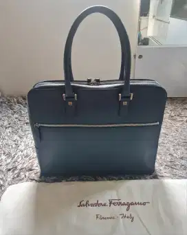 DI JUAL TAS SALVATORE FERRAGAMO 100% ORIGINAL , MASIH MULUS .