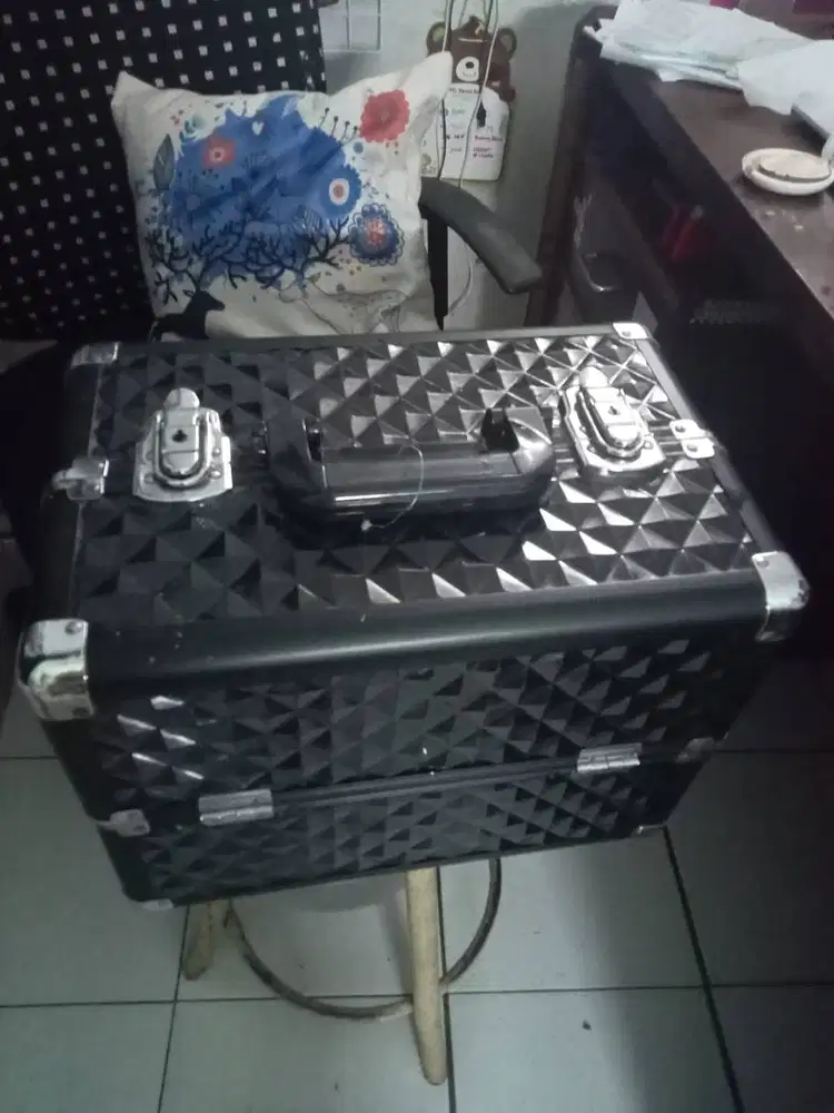 Jual borongan aja semuanya 1 juta Make Up Bo x jumbo dan kursi ukir j