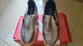 Sepatu wanita kickers