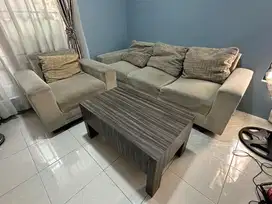 Sofa 3 + 1 dudukan dan coffee table